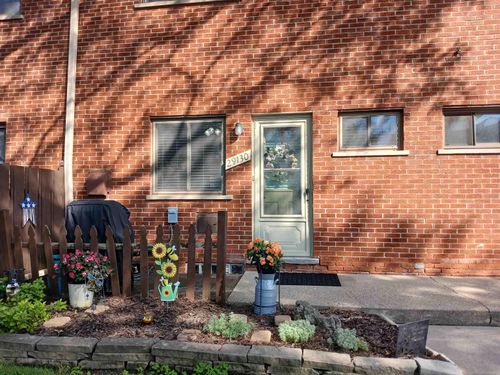 29130 Tessmer Ct, Madison Heights, MI, 48071-2603 | Card Image