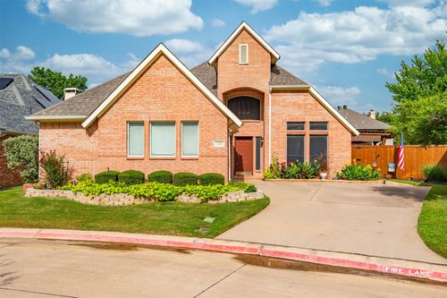 200 Arbor Glen Dr, Euless, TX, 76039-3760 | Card Image