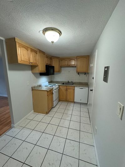 15 - 12 Woodland St, Condo with 1 bedrooms, 1 bathrooms and 1 parking in Everett MA | Image 2