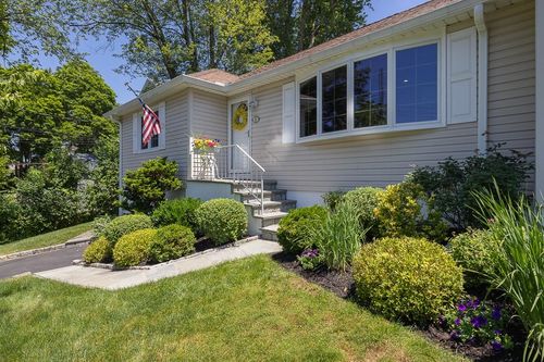 55 Bainbridge Ave, Thornwood, NY, 10594-1601 | Card Image