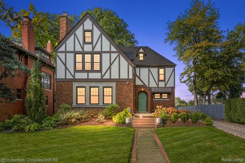 2915 Seminole St, Detroit, MI, 48214-1857 | Card Image