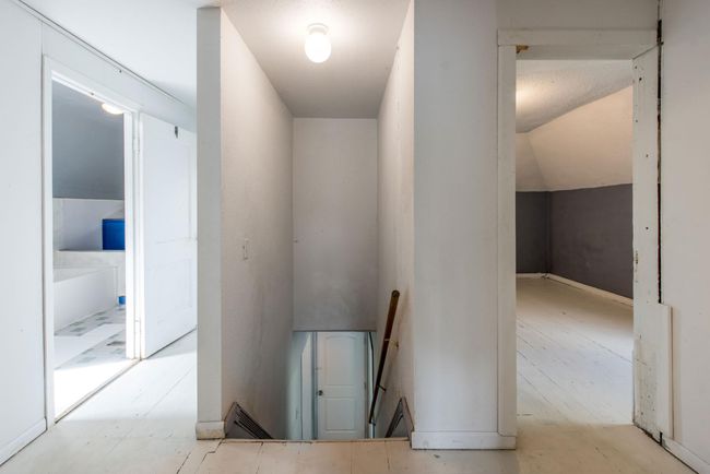 Stairs to Main Level | Image 28