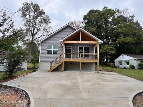 324 N Chilhowee Dr, Knoxville, TN, 37914-3709 | Card Image
