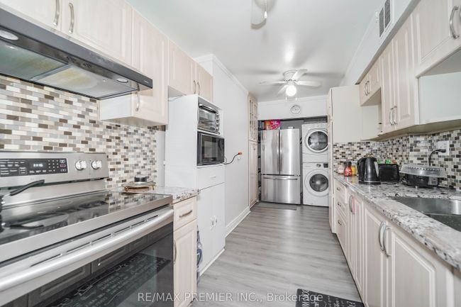 1003 - 390 Dixon Rd, Condo with 2 bedrooms, 1 bathrooms and 1 parking in Etobicoke ON | Image 5