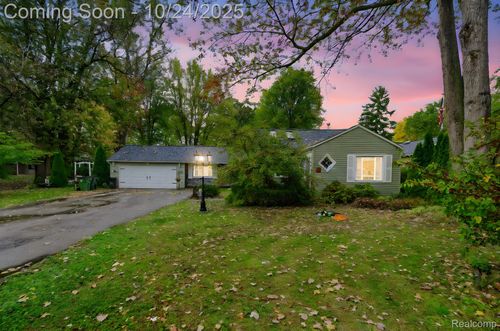 8749 Pacton Dr, Shelby Township, MI, 48317-3331 | Card Image