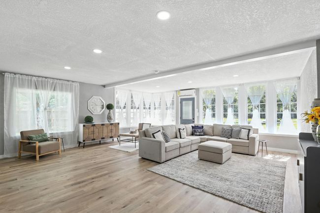 542 Circle Way St, House other with 4 bedrooms, 2 bathrooms and 1 parking in Lake Jackson TX | Image 4