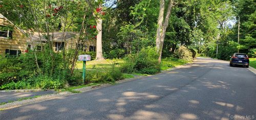 51 The Hemlocks Roslyn Estates, North Hempstead, NY, 11576 | Card Image