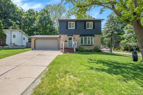 602 Davis St, Fenton, MI, 48430-2038 | Card Image