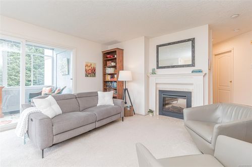208-3931 Shelbourne St, Saanich, BC, V8P4H9 | Card Image