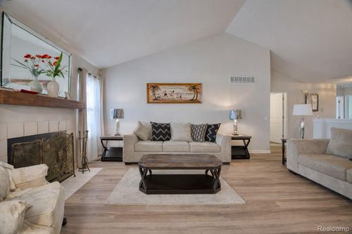 1223 Oaklawn Dr, Pontiac, MI, 48341-3602 | Card Image