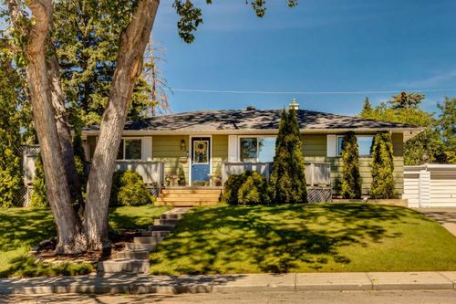 23 Heston St Nw, Calgary, AB, T2K2C3 | Card Image