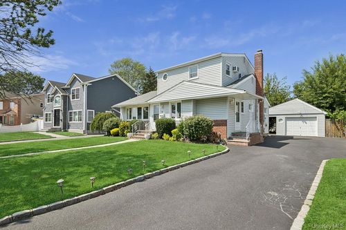 17 Columbia Rd, Hicksville, NY, 11801-3403 | Card Image