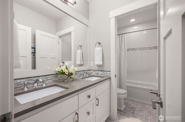 Upstairs hall bathroom | Image 27