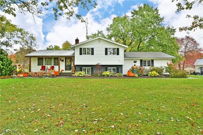 Tri-level home with a front yard | Image 1