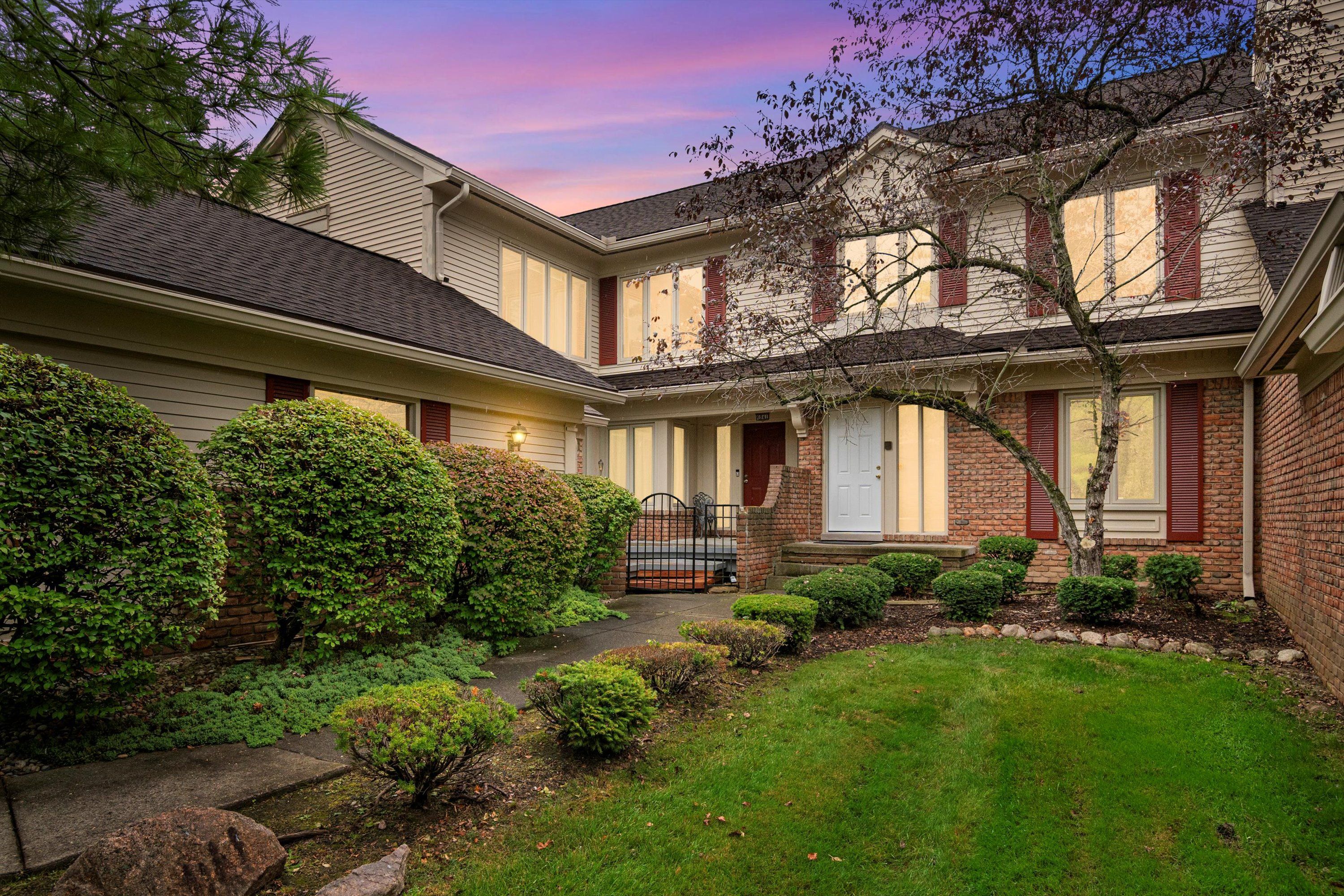 Pebble Park Cir, West Bloomfield, MI 48322