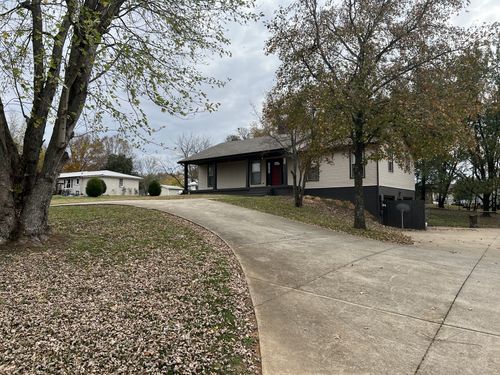 916 Rossview Rd, Clarksville, TN, 37043-1928 | Card Image