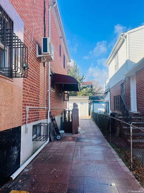 43 195th St, Flushing, NY, 11358-3519 | Card Image