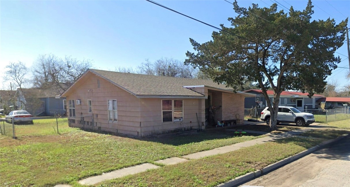Hayes St, Beeville, TX 78102