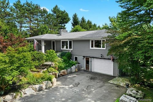 1785 Middle Rd, Highland, MI, 48357-3413 | Card Image