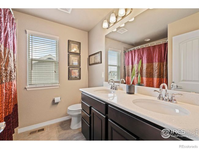 Upstairs Bathroom with Tub/Shower Combo | Image 20