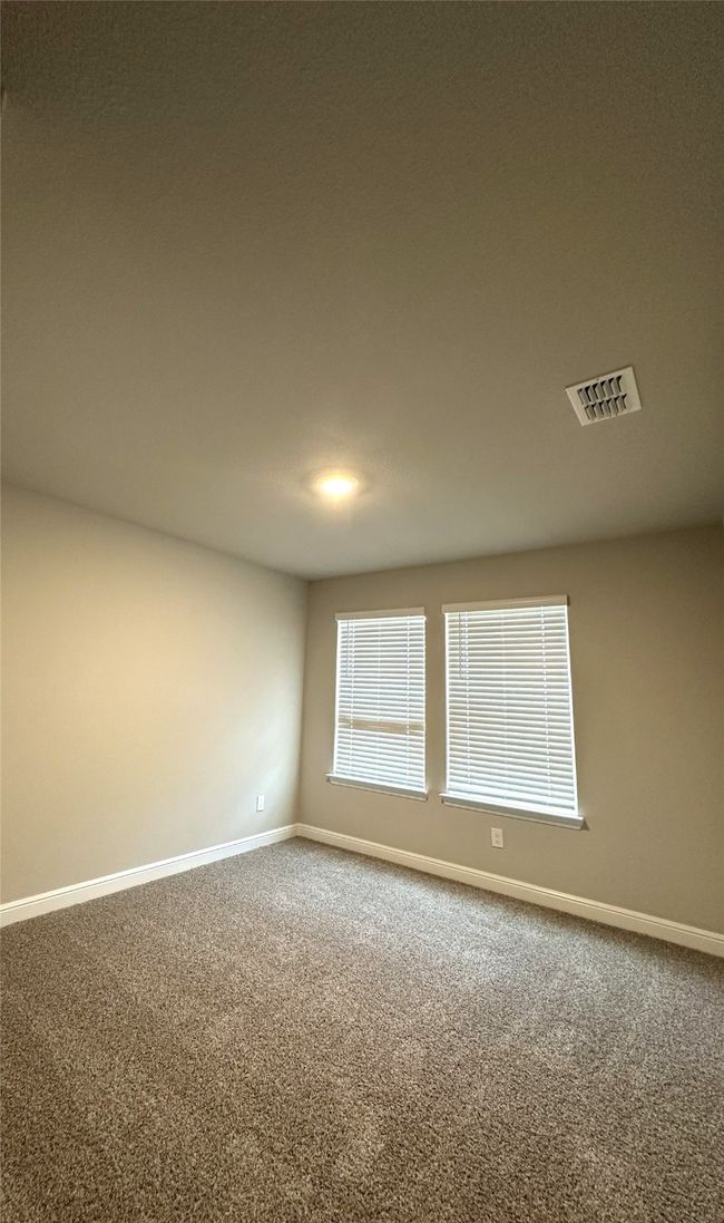 Spare room with carpet flooring and baseboards | Image 20
