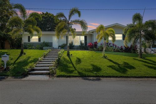 1247 Holiday Dr, Tarpon Springs, FL, 34689-2121 | Card Image