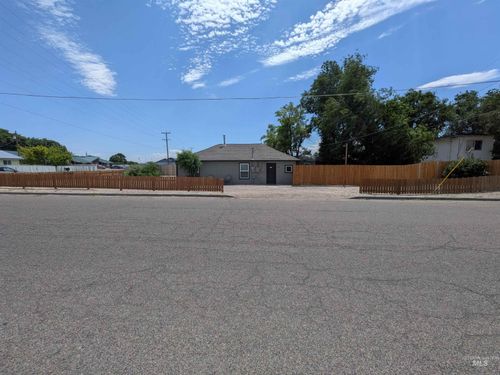 615 Se 6th St, Ontario, OR, 97914-3854 | Card Image