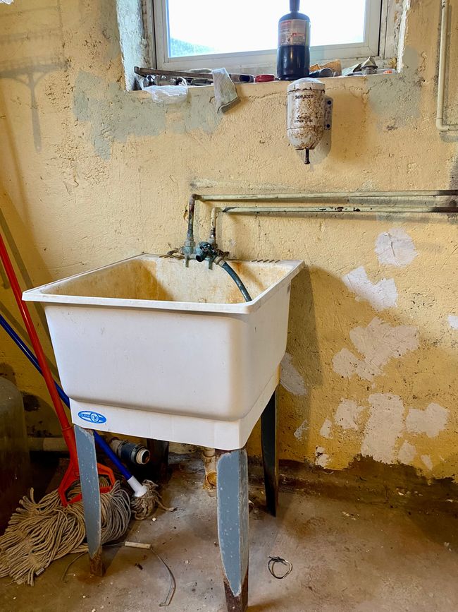 Utility sink in basement | Image 18