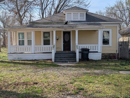 901 W Gentry St, Henryetta, OK, 74437-2619 | Card Image