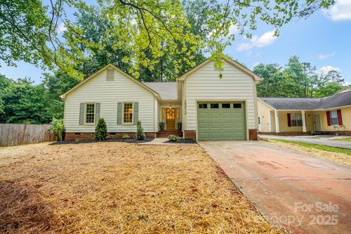 2212 Pinebrook Cir, Charlotte, NC, 28208-2435 | Card Image