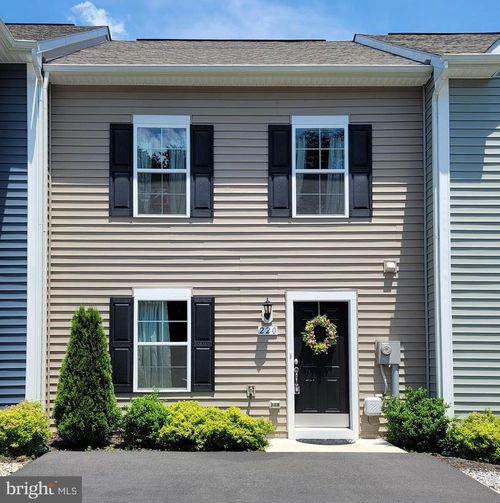 220 Scotch Pine Dr, BUNKER HILL, WV, 25413-2108 | Card Image