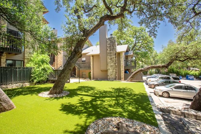 Complex exterior/dog area | Image 15
