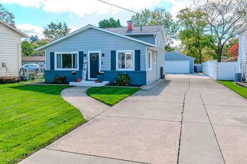 911 Lloyd Ave, Aurora, OH, 44202-9522 | Card Image