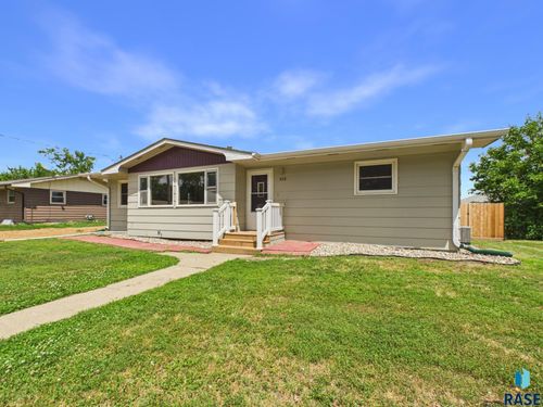 428 S Garfield St, Lennox, SD, 57039-2230 | Card Image