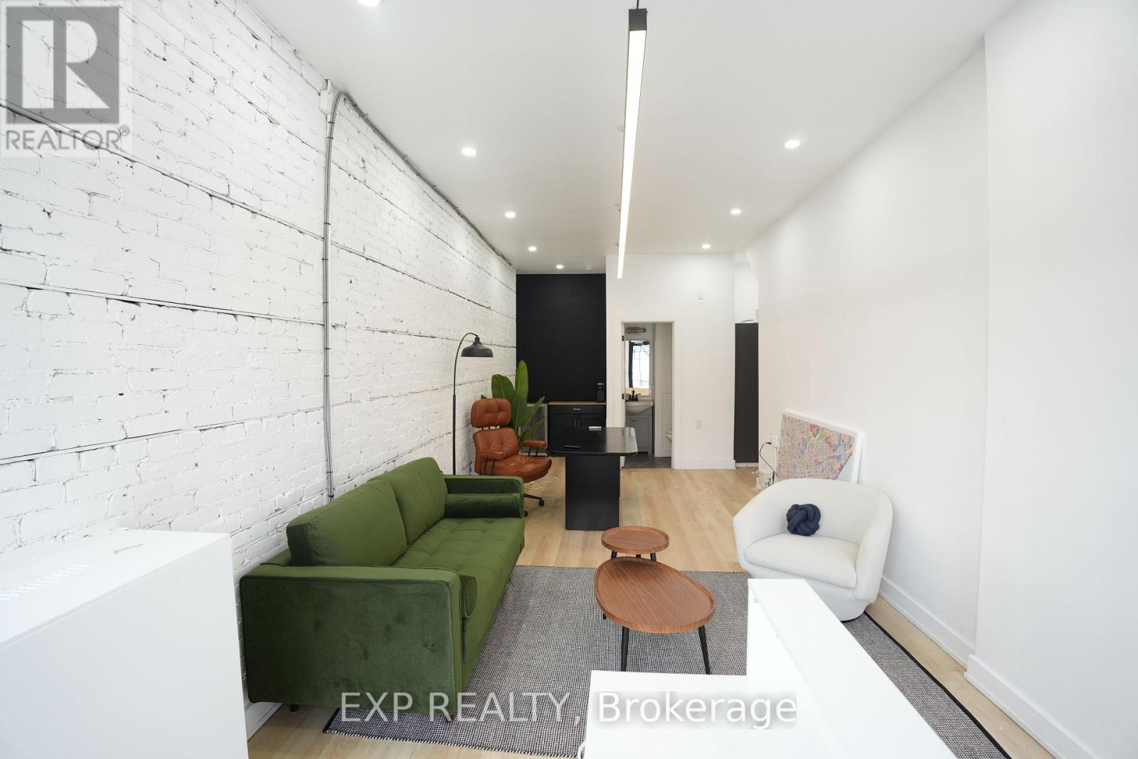 Commercial Lease in Toronto (Woodbine Corridor) 3