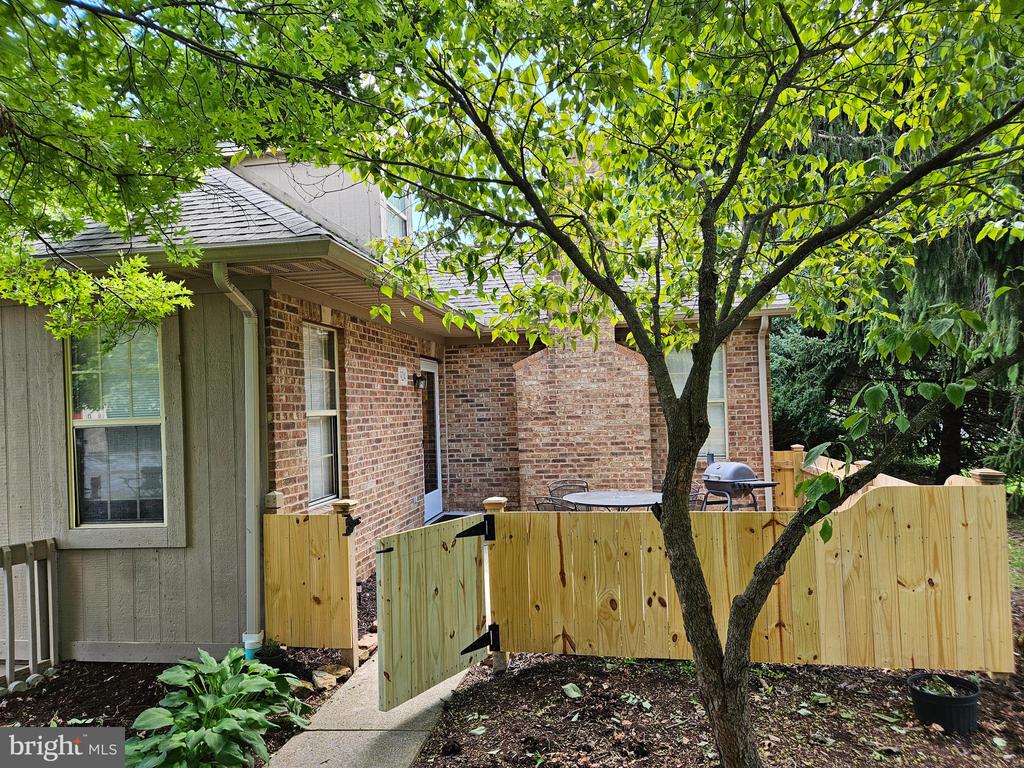 Hart Cir, State College, PA 16801