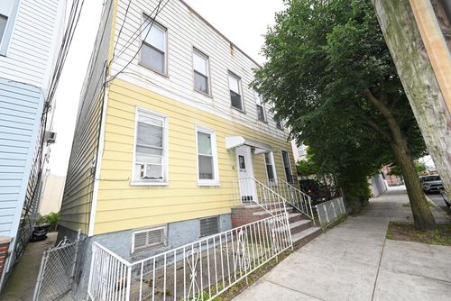 56 61st St, Maspeth, NY, 11378 | Card Image