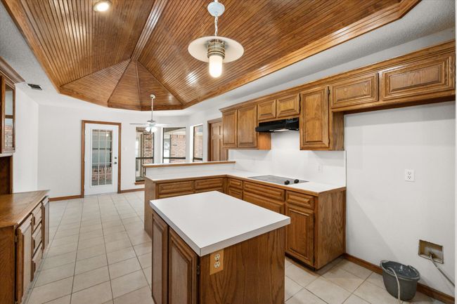 The breakfast bar is a great place to hang out while others prepare dinner. | Image 23