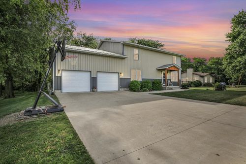 8909 N 2300 East Rd, Fairbury, IL, 61739-8805 | Card Image