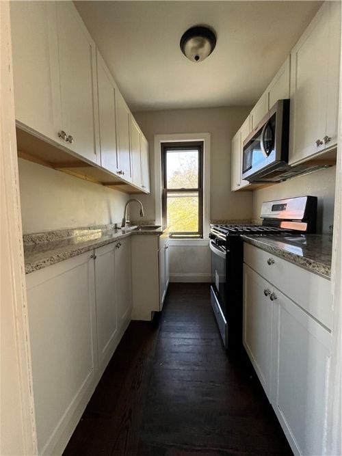 49 Lynch St, Providence, RI, 02908-5105 | Card Image