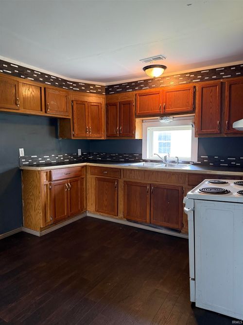 615 Mercer Ave, Goshen, IN, 46528-3027 | Card Image