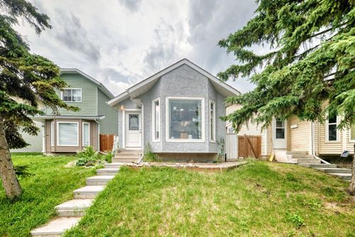 46 Dovercliffe Way Se, Calgary, AB, T2B2C6 | Card Image