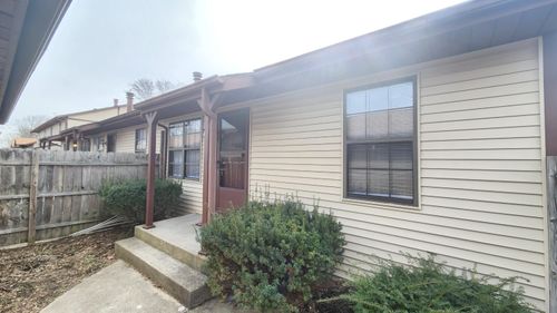 2218 Yorktowne Dr, Valparaiso, IN, 46383-3936 | Card Image