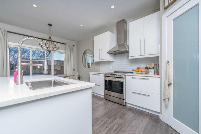 106 Chapman Close Se, Home with 3 bedrooms, 3 bathrooms and 4 parking in Calgary AB | Image 5