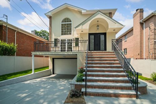 86 Sutro St, Hollis, NY, 11423-1318 | Card Image