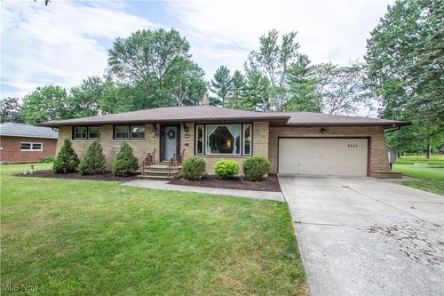 8222 Briarwood Dr, Broadview Heights, OH, 44147-1011 | Card Image
