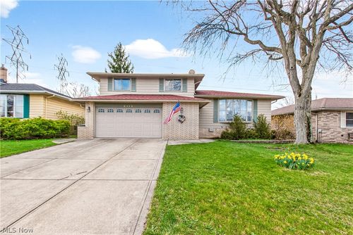 2115 Coventry Dr, Parma, OH, 44134-5746 | Card Image