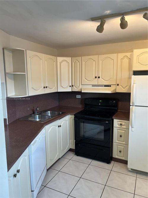 2-1680 Ne 191st St, Miami, FL, 33179-4102 | Card Image