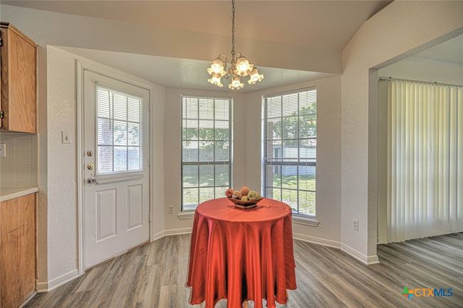 Eat-in kitchen or informal dining area | Image 18