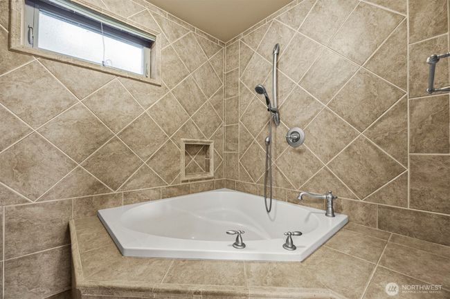 Deep soaking tub in primary bath. | Image 17